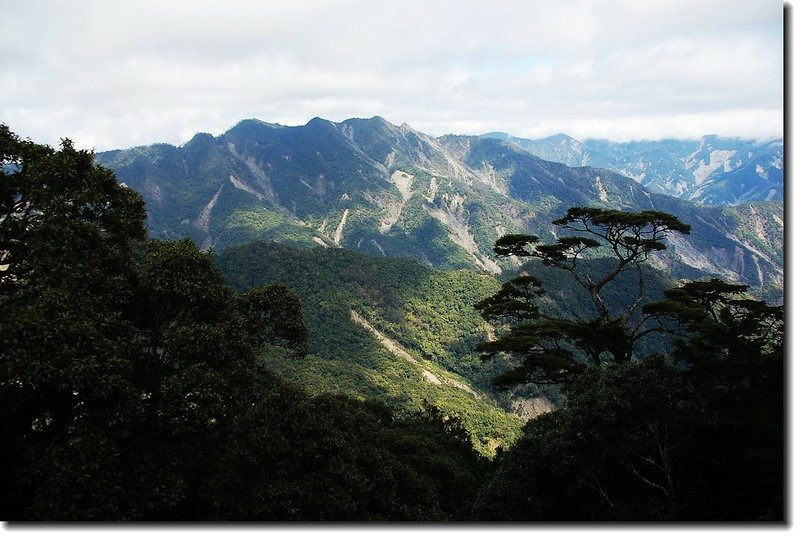 麻留賀稜線東北眺倫原山