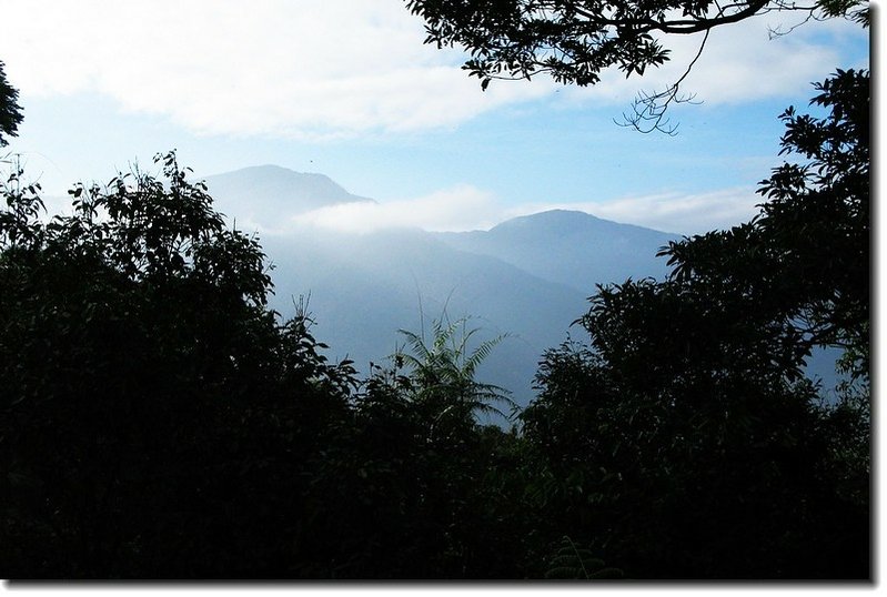 戶亞宇山登山口南眺大武藏、久保山