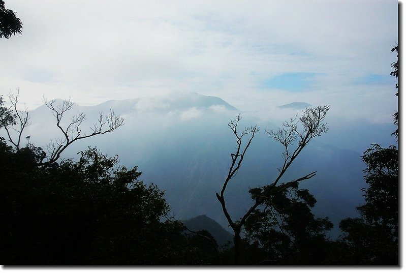 雲霧中的卡山、久保連稜