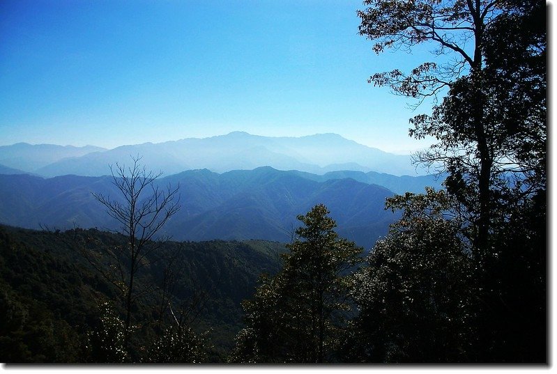 關刀山登山步道東南眺干卓萬、卓社山塊