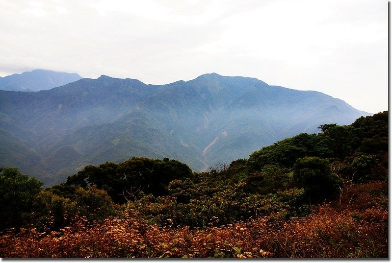 真我山步道東南眺尾寮山(右)、大津山(左)