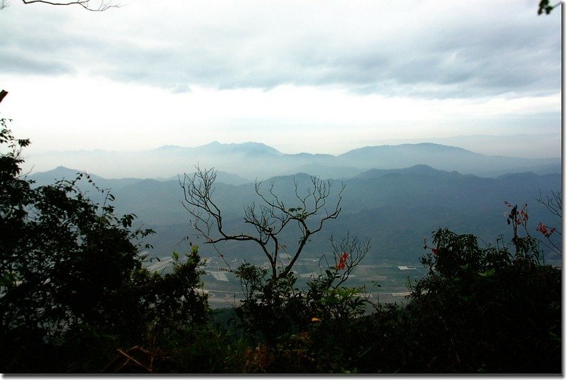 真我山稜線古道西眺月光山