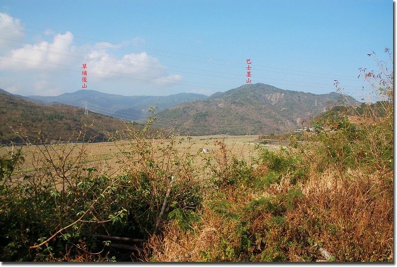 南迴公路上看草埔後山(左)、巴士墨山(右)