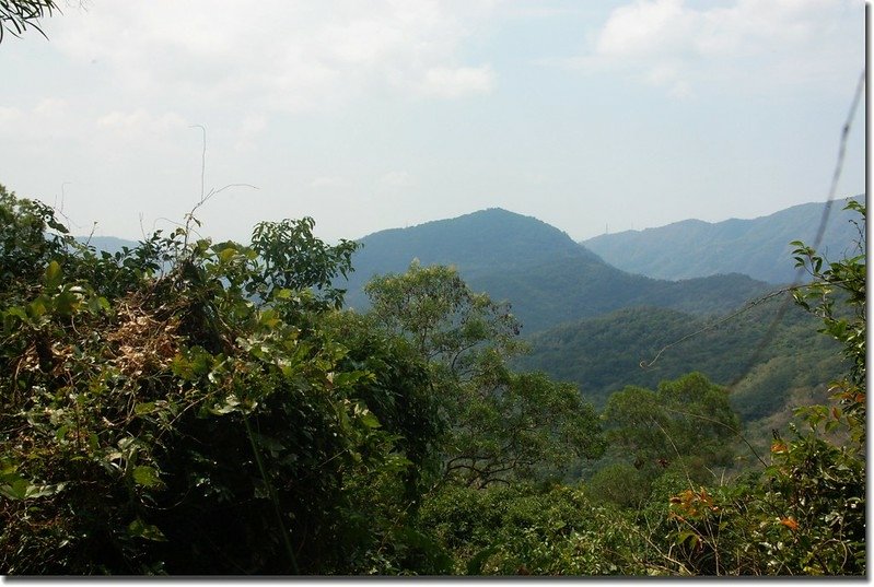 遠眺石門山(左)