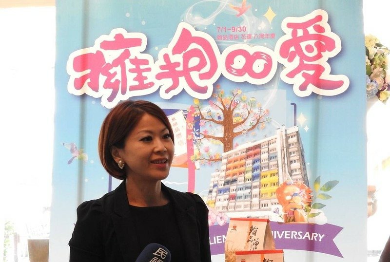 今天下午8週年慶記者會和曾師傅推出首款聯名商品翰品曾棒 (7)