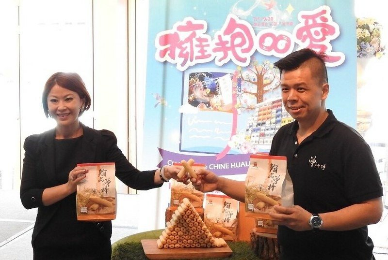 今天下午8週年慶記者會和曾師傅推出首款聯名商品翰品曾棒 (5)