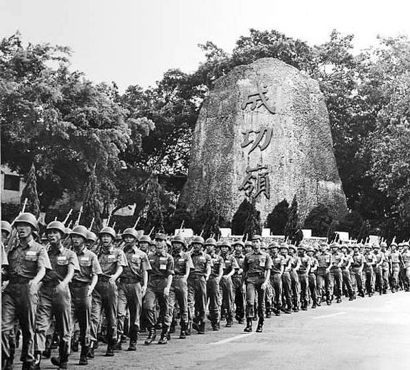 老照片/劉銘傳建設之鐵道行走轎子