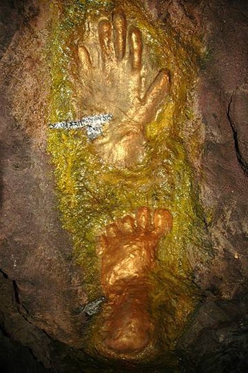 阿宗白洛仁波切给更庆寺康大中神山开光时，山石上自显的莲师手印、脚印.jpg