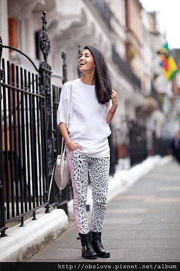 CAROLINE-ISSA-TANKMAGAZINE-FASHION-EDITOR-JIMMY-CHOO-STYLEMAKERS-CAMPAIGN-BY-MR-NEWTON-STREET-STYLE-PHOTOGRAPHER-WHITE-TOP-SILVER-CROSSBODY-BAG-LEOPARD-PRINT-DENIM-PANTS-JIMMY-CHOO-BAG-MOTO-BOOTS