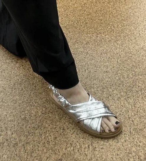 BARI褶皺束帶涼鞋.jpg
