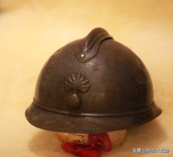 法國亞德里安鋼盔1915年/普魯士軍盔在1842年“尖頂帽”