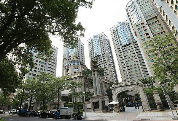 仁愛路的宏盛帝寶連續10年蟬聯住宅類地王寶座，雖已是屋齡15年的中古豪宅，依舊氣勢不凡。.jpg