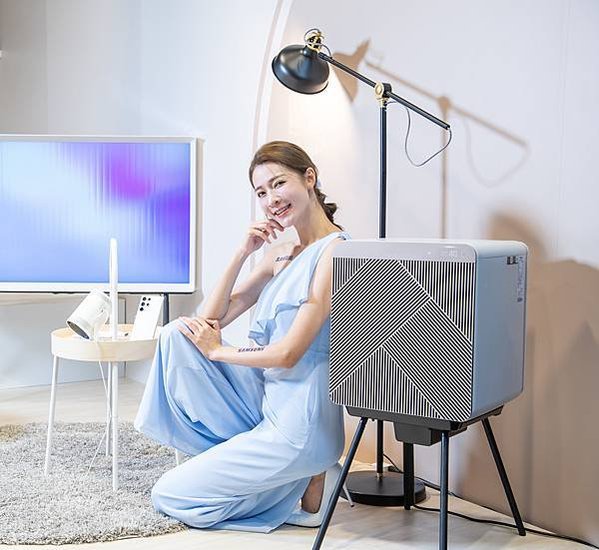 【新聞照片03】BESPOKE設計品味系列美型無風智慧清淨機，可輕鬆濾毛小孩的毛髮與異味，保持室內清新，帶給家人極淨美好的生活環境。