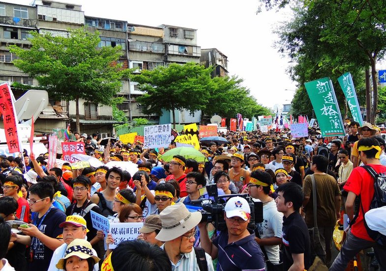 艋舺大道上湧入大批學生及團體前來遊行抗議。