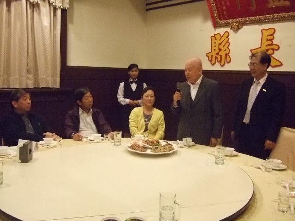 左起張松聲張秋聲張允中夫婦李沃士縣長.JPG