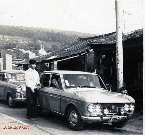 1954-1988年，台灣車輛老照片-阿嬤這種裝扮是詔安客-