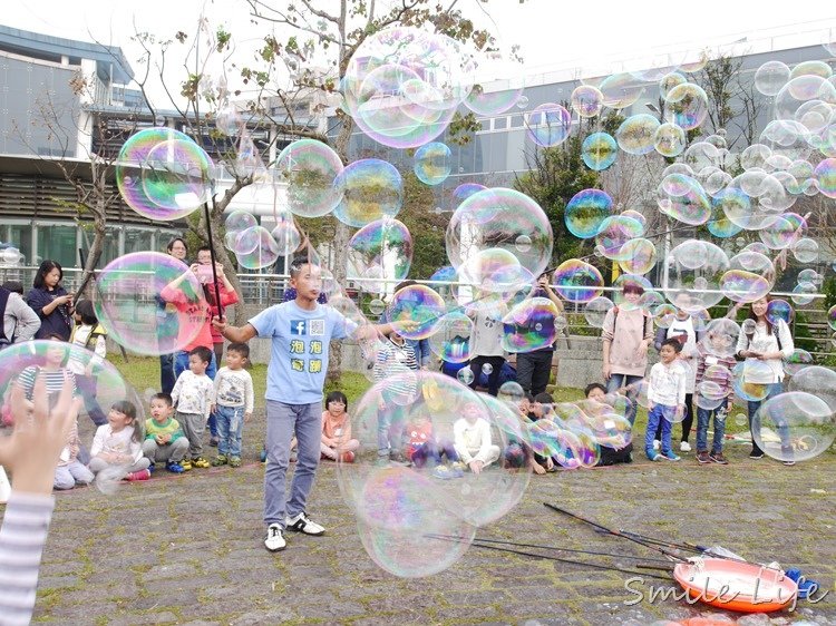 ▌親子活動▌街頭表演「泡泡奇蹟」。療癒系夢幻泡泡派對，陪伴大、小孩童年成長的美麗回憶