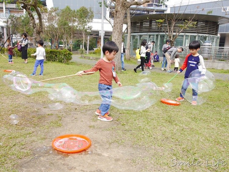 ▌親子活動▌街頭表演「泡泡奇蹟」。療癒系夢幻泡泡派對，陪伴大、小孩童年成長的美麗回憶