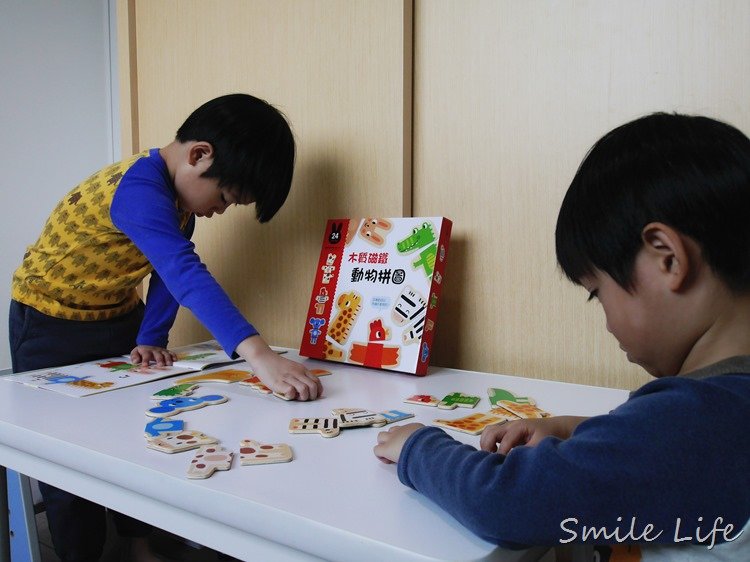 ▌童書分享▌拿起縮小燈跟著走進「立體繪本」每一頁都精彩。「幼兒有聲書／遊戲書」快樂輕鬆學