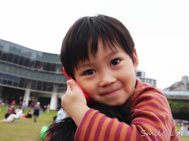 ▌童書分享▌拿起縮小燈跟著走進「立體繪本」每一頁都精彩。「幼兒有聲書／遊戲書」快樂輕鬆學