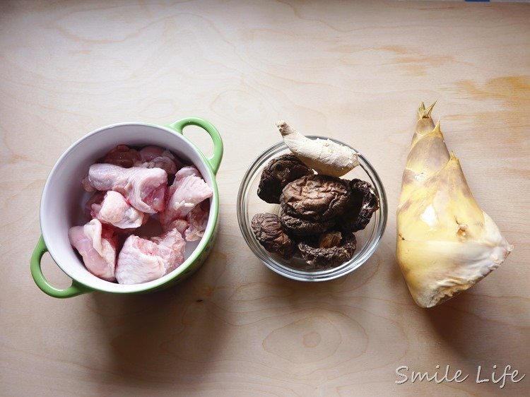 ▌食譜▌當季最好吃！全家四季補湯「香菇竹筍雞湯」。竹筍如何去苦澀有撇步