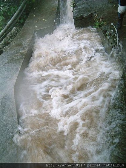 溯溪返程暴漲的溪水16-水溝.jpg