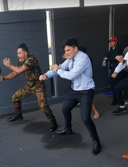 「哈卡」舞（Haka）是紐西蘭原住民毛利人毛利戰舞。不止在喪