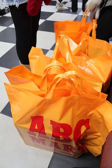 一堆ABC MART!! 因為大家剛剛很大方的手滑買了雪靴(我手最滑..買了兩雙，喔耶~~~~)