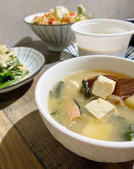 圩村生魚片丼飯專賣店_味噌湯