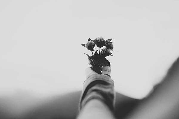 black-and-white-image-of-woman-holding-flowers_加Photo via VisualHunt.com.jpg