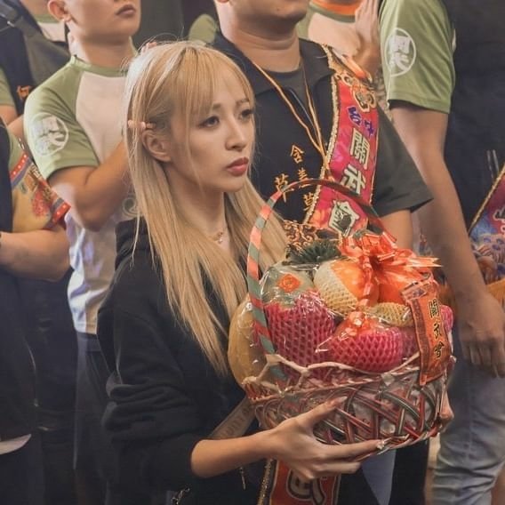 台中廟會活動驚見「金髮甜心」　誠心祈求的臉蛋太美了