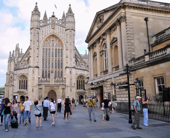 bath-abbey-and-roman-baths-82580632