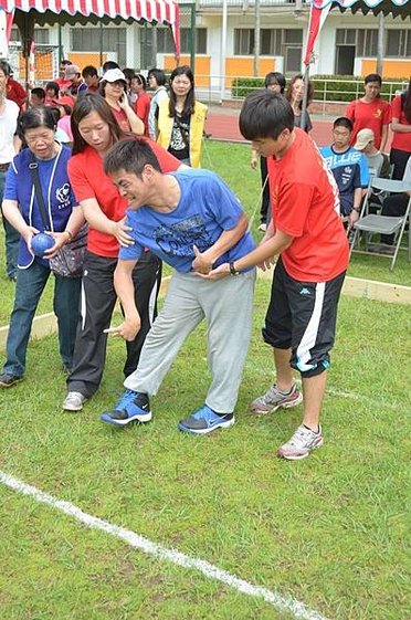 用盡全身力氣也要把球滾出去 :))