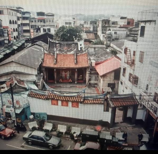 苗栗文昌祠廟宇外景觀(多個陶缸)/士子開中門/苗栗市文昌祠/