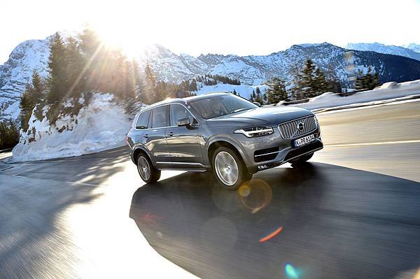 2017-volvo-xc90-t5-inscription-front-three-quarters-in-motion-2