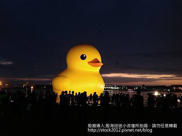 高雄旅遊,黃色小鴨在台灣(Rubber duck),愛河光榮碼頭夜景-2 (范可欽,周邊商品,缺貨,台中,桃園,21貝兒,由來,飯店,真愛碼頭)2