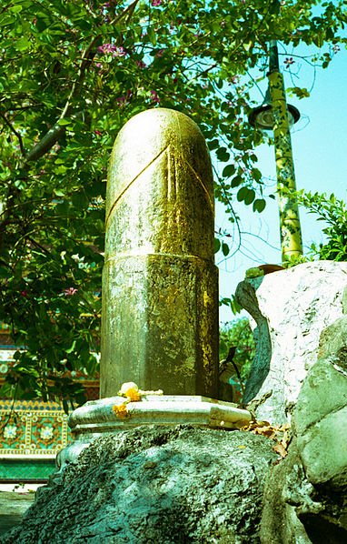 382px-Wat_Pho_lingam