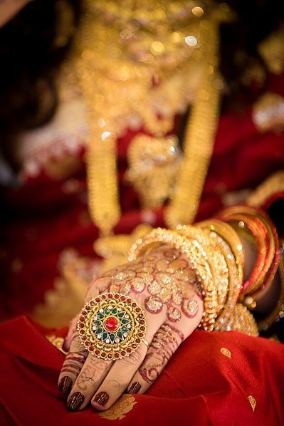 399px-Hand_of_Bride_with_ring