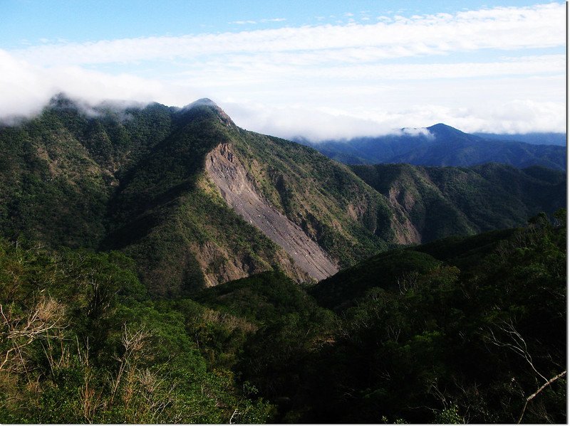 霧里乙南山東南望巴層巴墨山(左)、825山頭(中)、中心崙山(右)