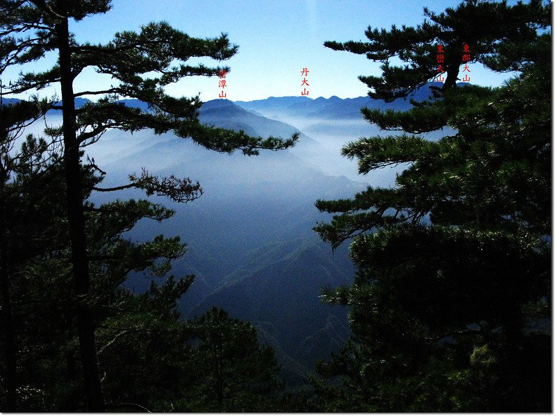 治茆山東北稜東南眺群山 2-1