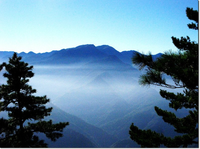 治茆山東北稜東南眺東巒、東郡大山