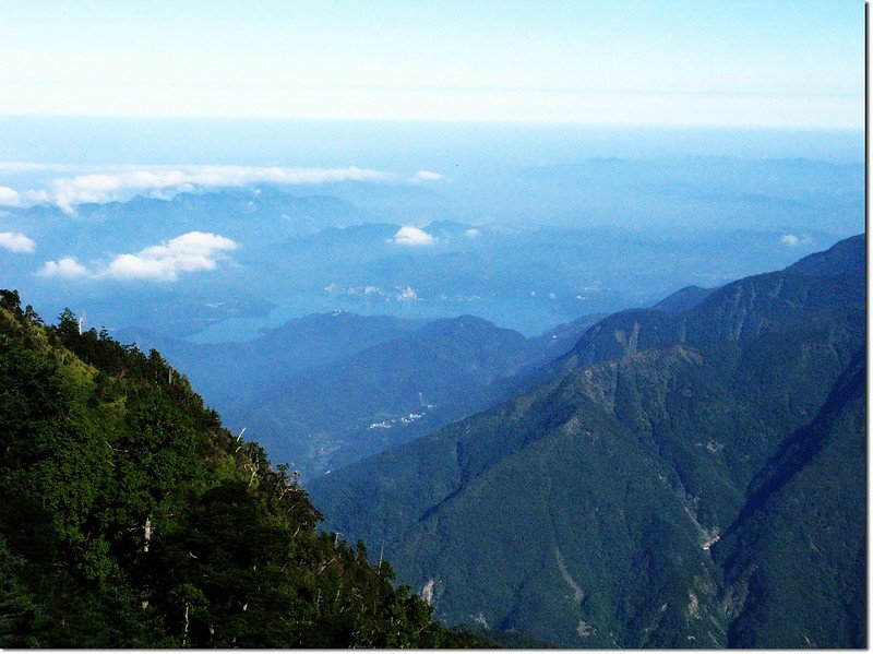 治茆山東北稜俯瞰日月潭