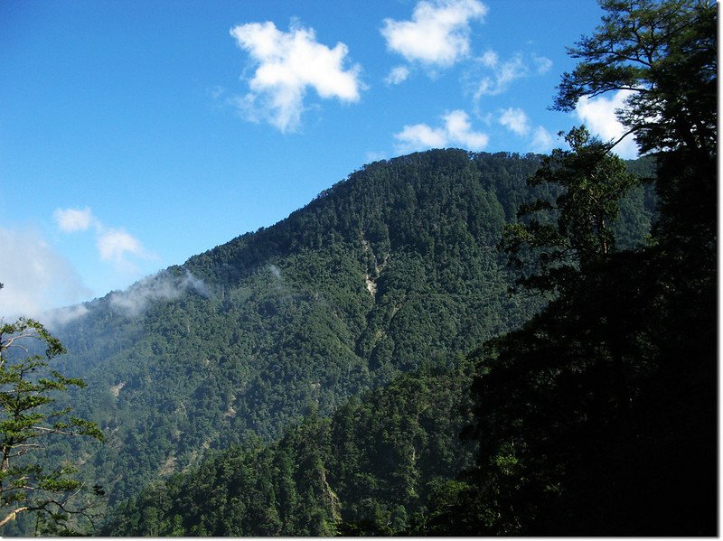 登山途中望治茆南峰