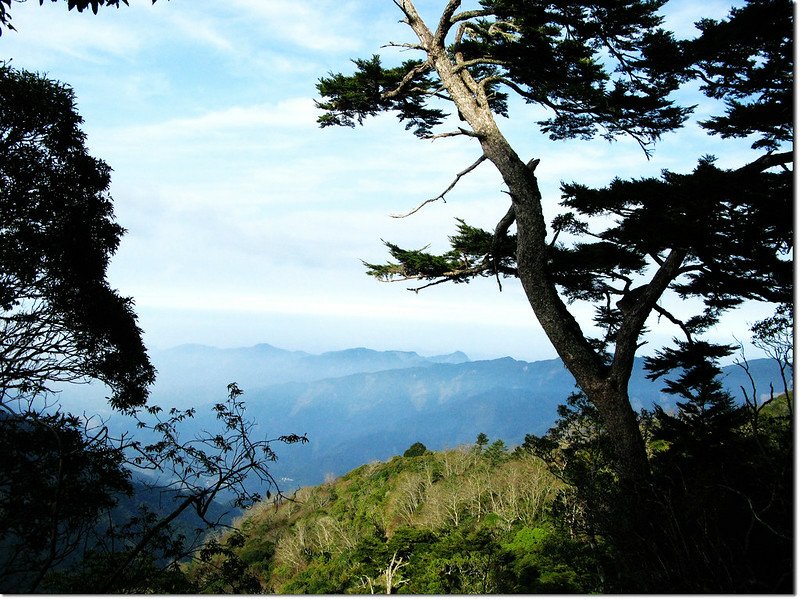 登斯拉巴庫山途中西眺