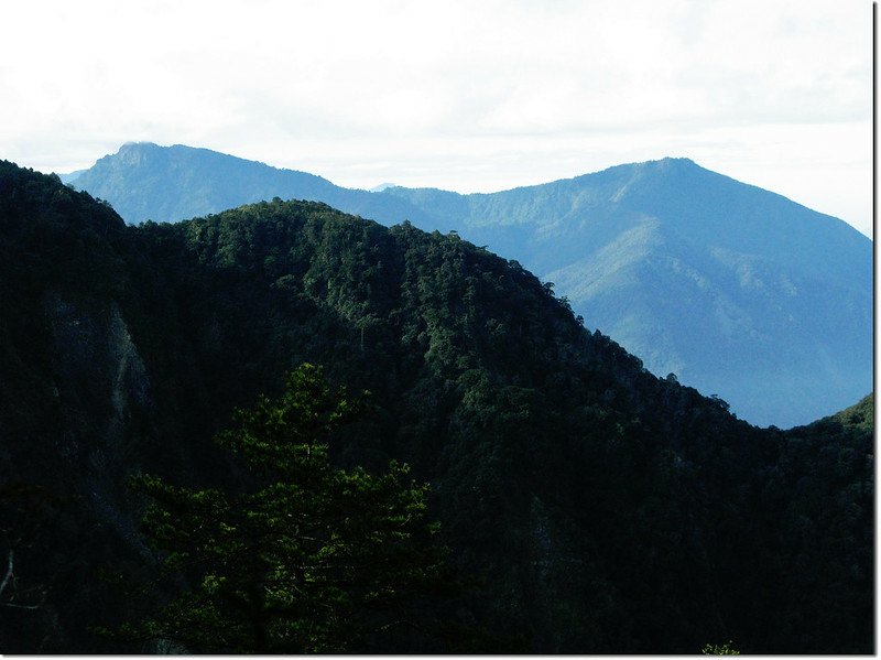 斯拉巴庫山頂南眺石山、溪南山 1