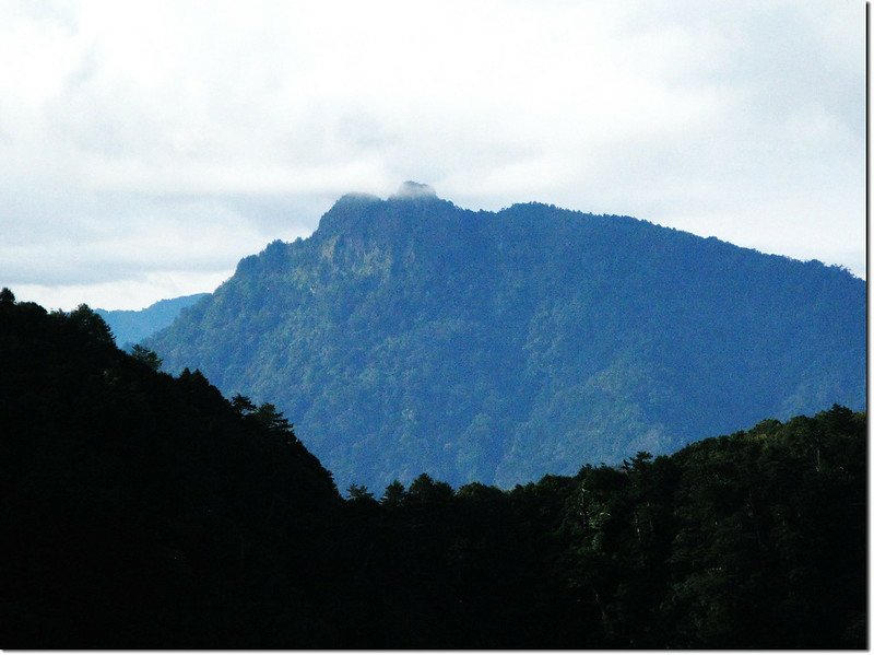 斯拉巴庫山頂南眺石山