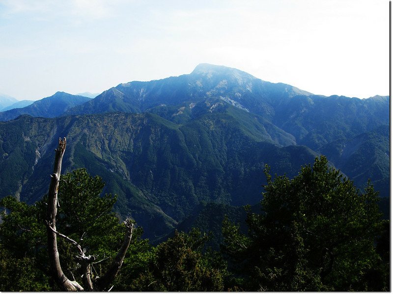 斯拉巴庫山頂東北眺關山