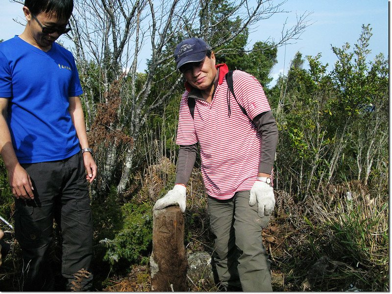 將軍拔起倒臥地面的斯拉巴庫山森林點