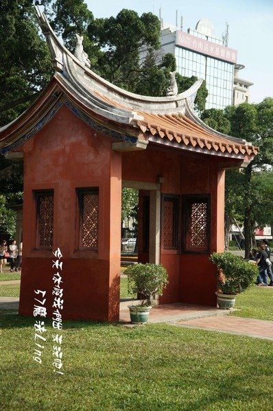 門釘-一般廟宇門扇以畫門神為主，門釘只用於受封王、后之神祇，