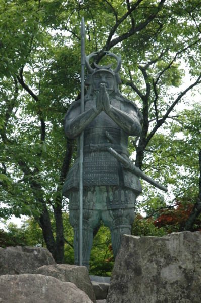 398px-Yamanaka_Shikanosuke_statue